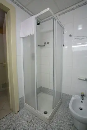 Üç Kişilik Oda, Deniz Manzaralı