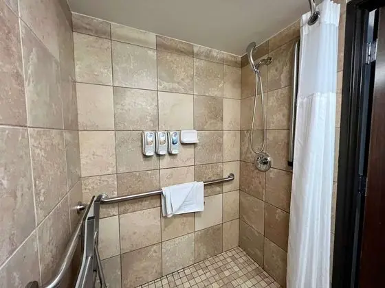 Standard Oda, 2 Büyük (Queen) Boy Yatak, Engellilere Uygun, Şehir Manzaralı