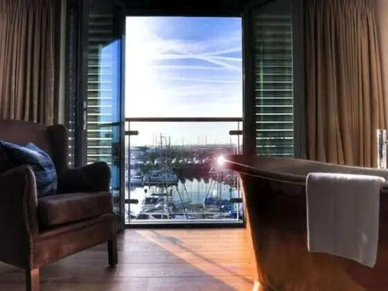Luxury Tek Büyük Yataklı Oda, Marina Manzaralı (Copper Bath)