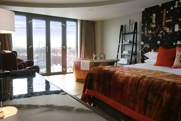 Luxury Tek Büyük Yataklı Oda, Marina Manzaralı (Copper Bath)