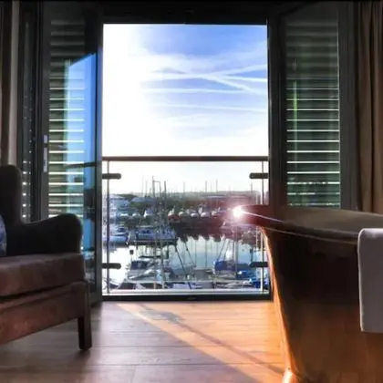 Luxury Tek Büyük Yataklı Oda, Marina Manzaralı (Copper Bath)
