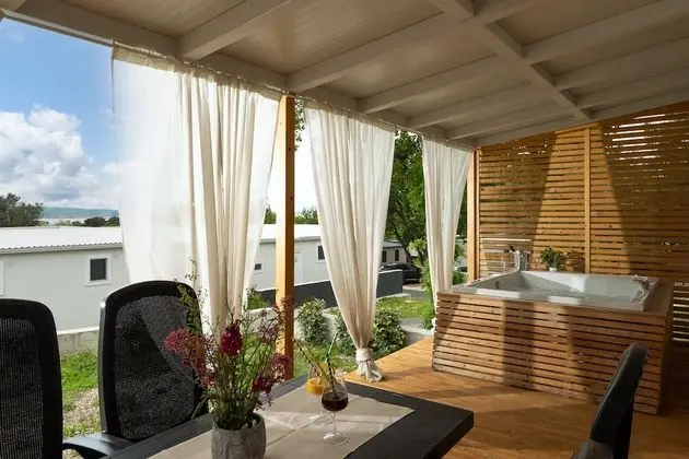 Premium mobile home, jetted tub
