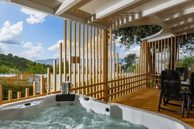 Premium relax mobile home, jetted tub