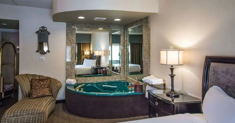 Executive Suite, 1 King Bed (Jetted Tub)