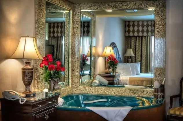 Executive Suite, 1 King Bed (Jetted Tub)
