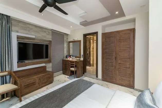 Executive Suite with Balcony, Free Airport Transfer
