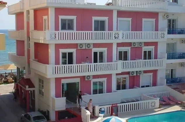 Tek Büyük veya İki Ayrı Yataklı Oda, Havuz Manzaralı