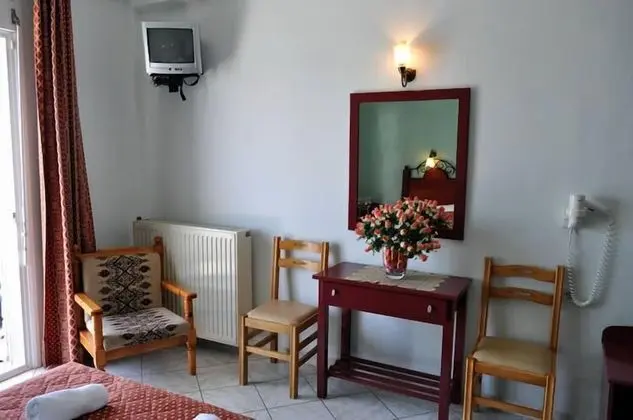 Tek Büyük veya İki Ayrı Yataklı Oda, Havuz Manzaralı