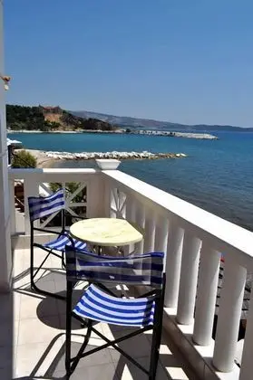 Tek Büyük veya İki Ayrı Yataklı Oda, Havuz Manzaralı