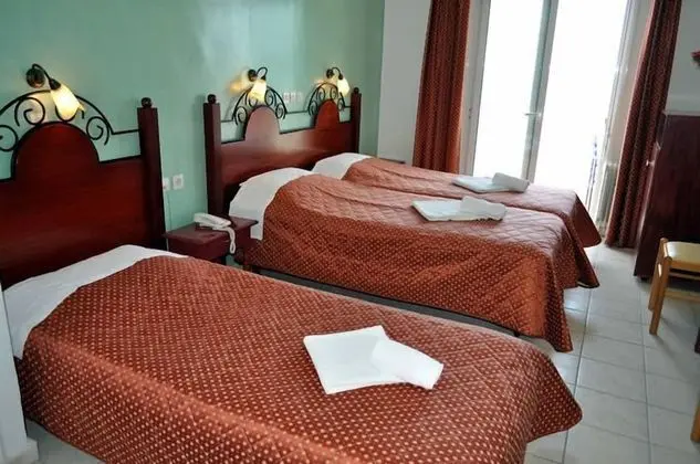 Üç Kişilik Oda, Havuz Manzaralı