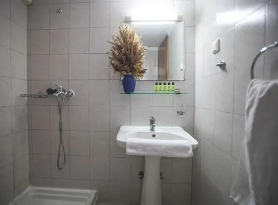 Üç Kişilik Oda