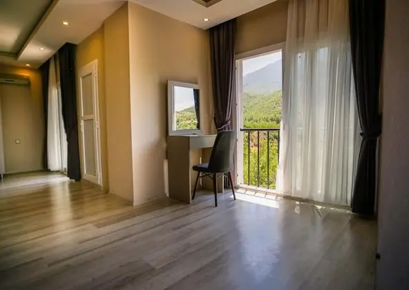 Üç Kişilik Oda, Şehir veya Dağ Manzaralı, Balkonlu