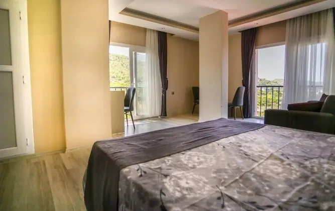 Üç Kişilik Oda, Şehir veya Dağ Manzaralı, Balkonlu