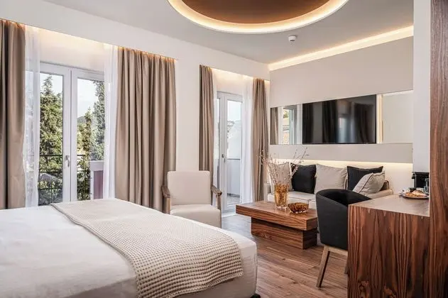 One Bedroom Junior Suite with Side Sea View