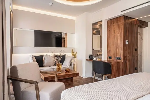 One Bedroom Junior Suite with Side Sea View