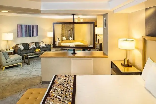 Petite Suite with Soaking Tub, Smoking