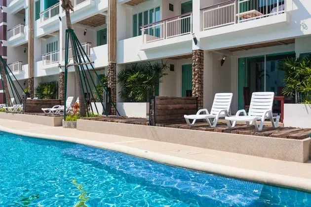 Deluxe Pool Access