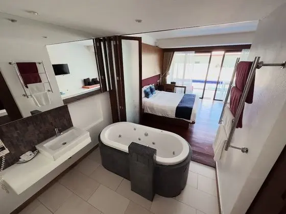 Deluxe Tek Büyük Yataklı Oda, 1 Çift Kişilik Yatak, Havuz Kullanımı, Havuz Manzaralı