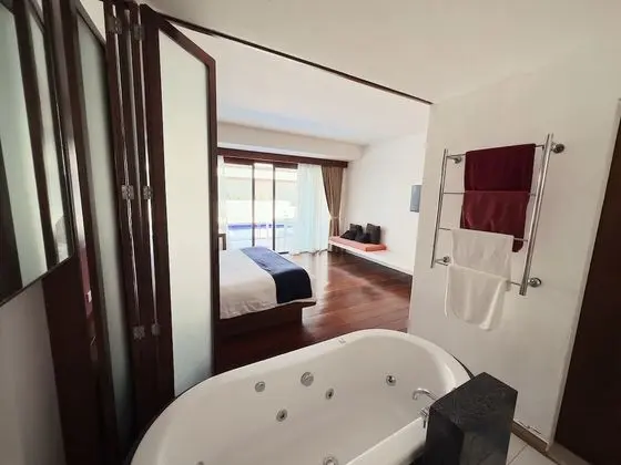 Deluxe Tek Büyük Yataklı Oda, 1 Çift Kişilik Yatak, Kısmi Deniz Manzaralı