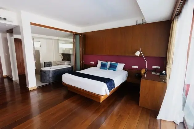 Deluxe Tek Büyük Yataklı Oda, 1 Çift Kişilik Yatak, Kısmi Deniz Manzaralı