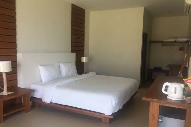 Grand Deluxe Room with Side Sea View