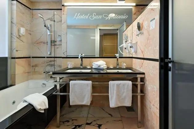 Deluxe Tek Büyük veya İki Ayrı Yataklı Oda, Balkon, Deniz Manzaralı