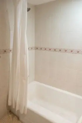 Tek Büyük Yataklı Oda, 2 Çift Kişilik Yatak
