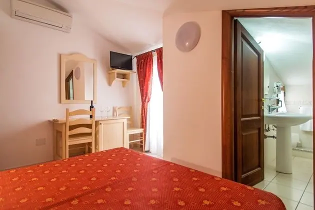 Büyük Yataklı Tek Kişilik Oda