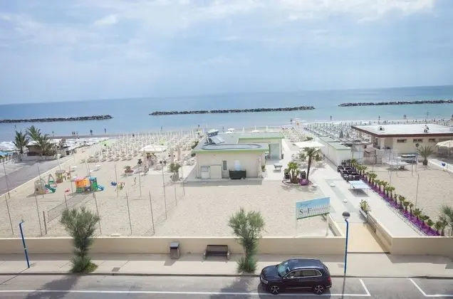 Tek Büyük veya İki Ayrı Yataklı Oda, Deniz Manzaralı