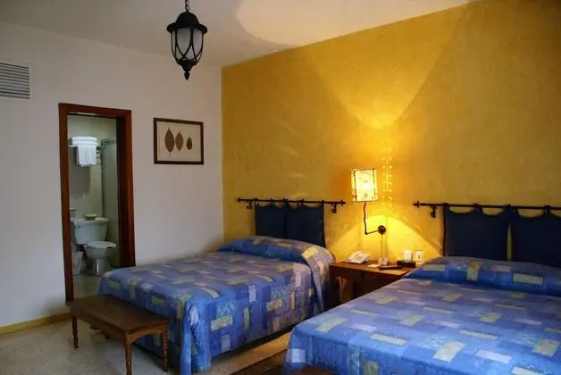 Tek Büyük Yataklı Oda, 2 Çift Kişilik Yatak