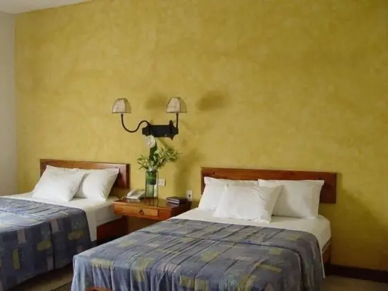 Tek Büyük Yataklı Oda, 2 Çift Kişilik Yatak