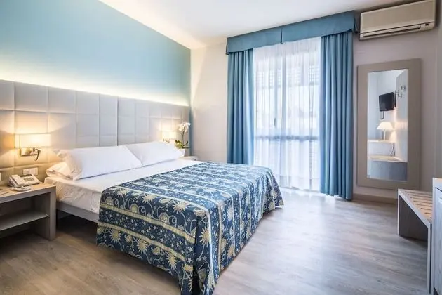 Superior Dört Kişilik Oda, Kısmi Deniz Manzaralı