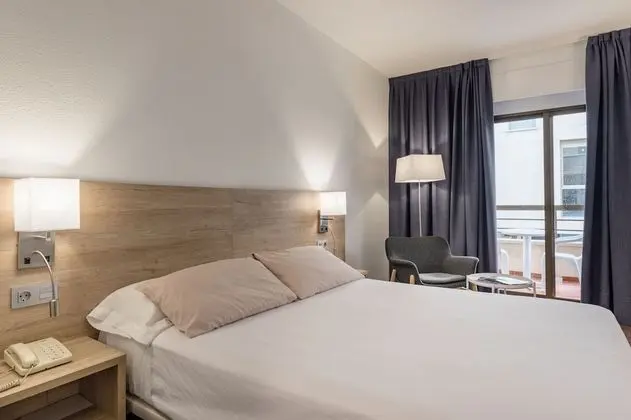 Büyük Yataklı Tek Kişilik Oda