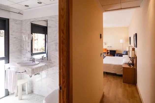 Tek Büyük Yataklı Oda (2 adults and 1 child)