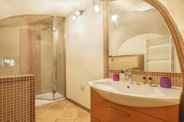 Basic Apart Daire, 1 Büyük (Queen) Boy Yatak ve Çekyat