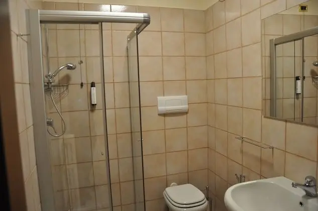 Üç Kişilik Oda, Sigara İçilmez