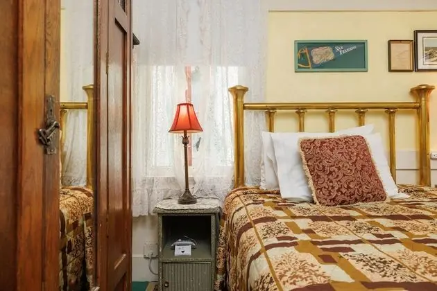 Full Bed - Shared Bath