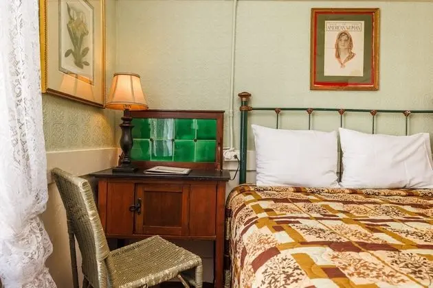 Full Bed - Shared Bath
