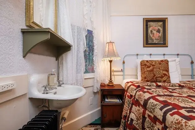 Full Bed - Shared Bath