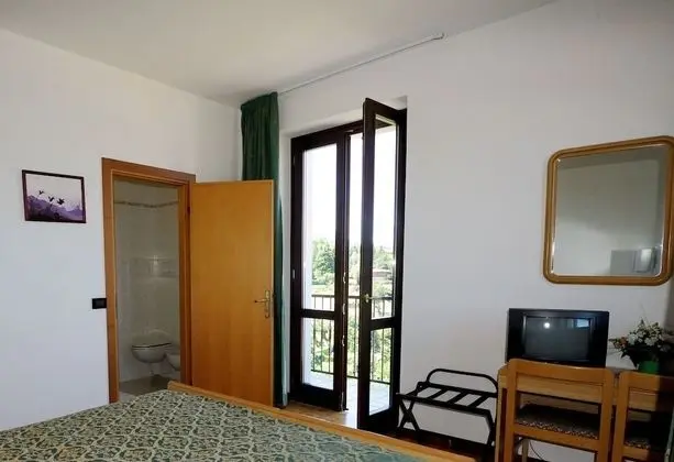 Standard Tek Büyük veya İki Ayrı Yataklı Oda, Balkon, Göl Manzaralı