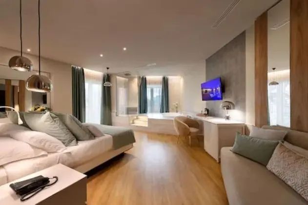 Junior Süit, 1 Büyük (Queen) Boy Yatak, Sigara İçilmez