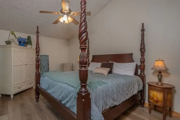 Ev, Birden Çok Yatak, Sıcak Su Havuzu