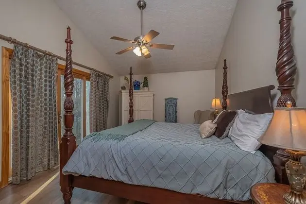 Ev, Birden Çok Yatak, Sıcak Su Havuzu