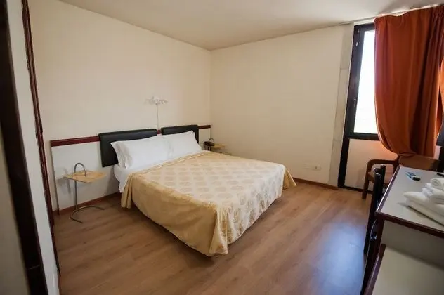 Basic Tek Büyük veya İki Ayrı Yataklı Oda (ala piccola)