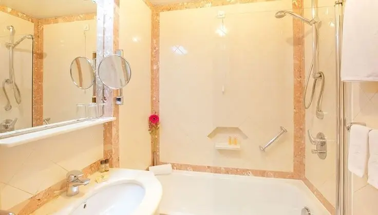 Tek Büyük veya İki Ayrı Yataklı Oda, Balkon