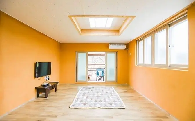 Oda (Ocher Room 201)