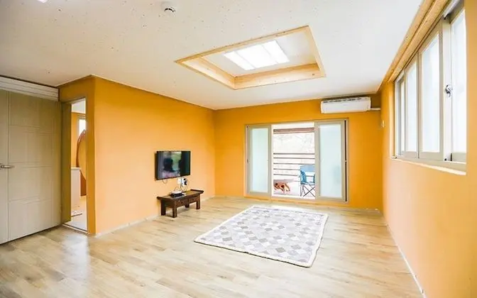 Oda (Ocher Room 201)