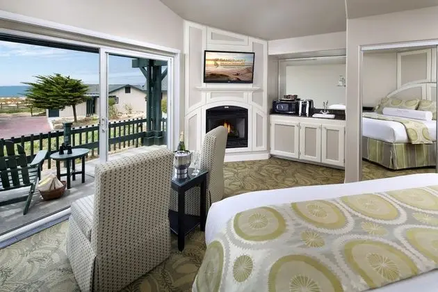 Deluxe Room, 1 King Bed, Coastal View
