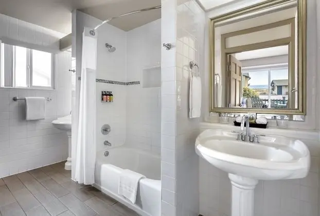 Deluxe Room, 1 King Bed, Coastal View