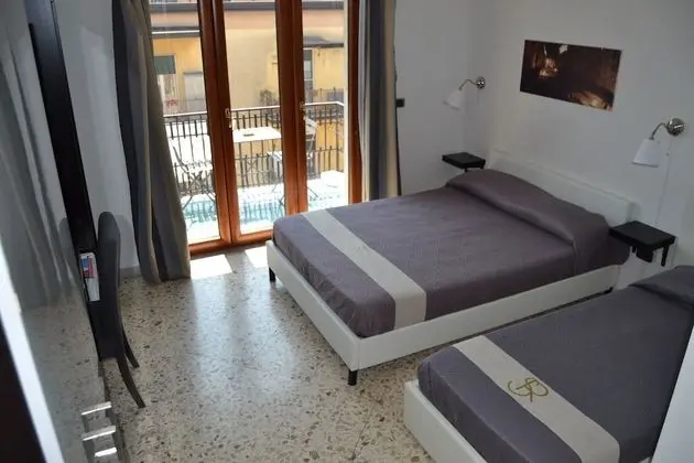 Üç Kişilik Oda